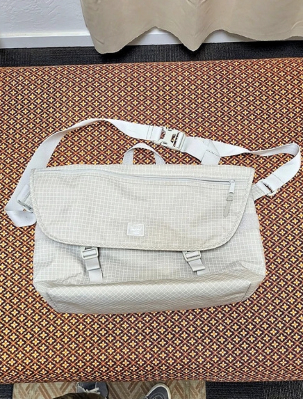 Herschel Cove Grid Messenger Bag Light Grey Off White Laptop Crossbody Bag